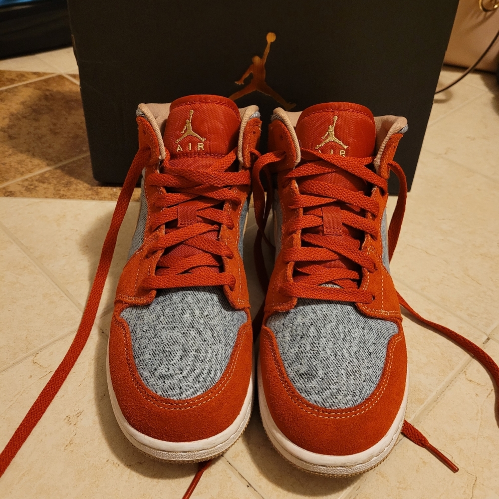 The Air Jordan 1 Mid SE GS “Denim/RedSuede”